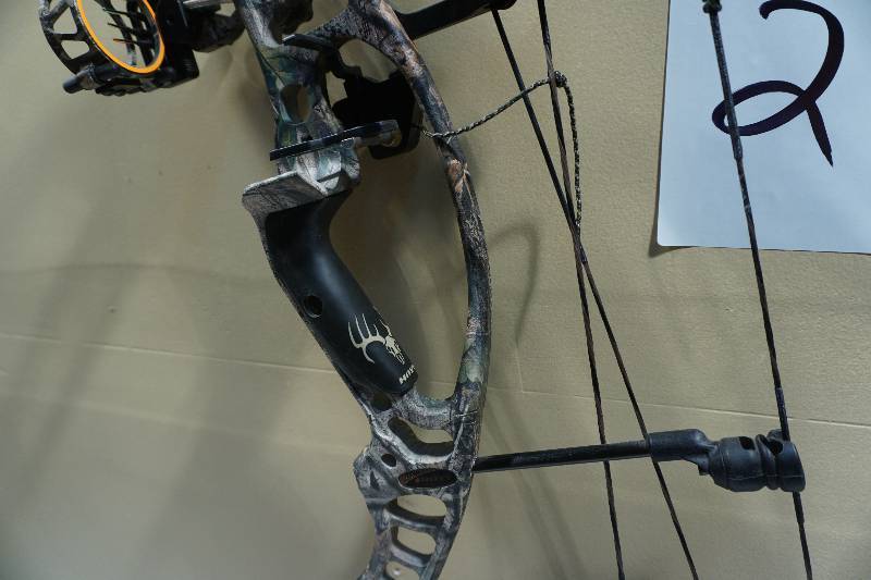 lot 2 image: Hoyt Maxxis 31 Compound Bow