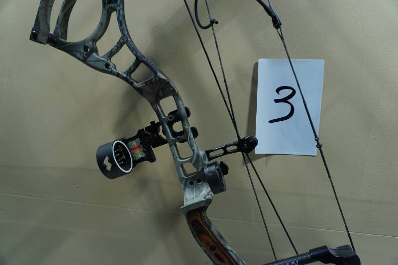 lot 3 image: Diamond By BowTech Iceman Hostage Compound Bow