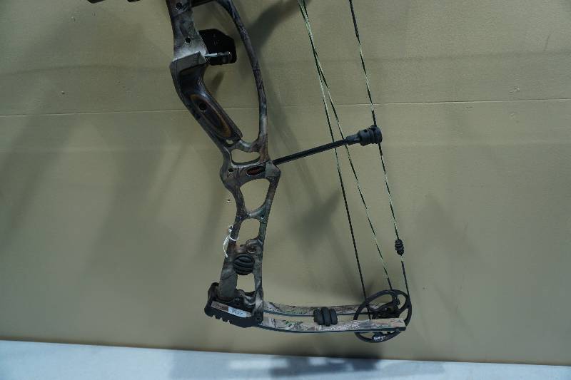 lot 6 image: Hoyt Katera XL XT500 Compound Bow
