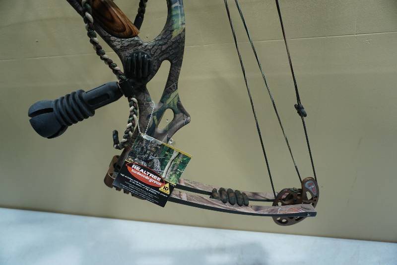 lot 7 image: Hoyt Lazer Tec Real Tree Compound Bow
