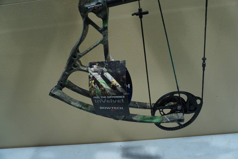 lot 15 image: Bowtech Admiral Model Compound Bow