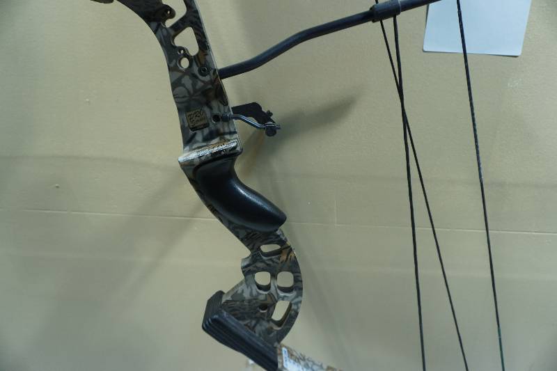 lot 21 image: PSE Pro Series Light Speed Model Compound Bow