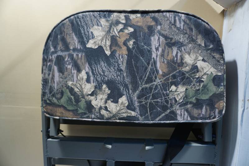 lot 31 image: API Outdoors Model GS2200 Baby Grand Deer Stand