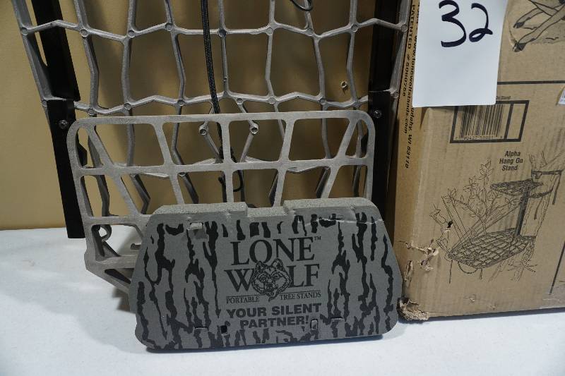 lot 32 image: Lone Wolf Hand Climber Combo Climbing Deer Stand