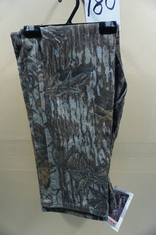 lot 180 image: DuxBak Real Tree Camo Hunting Pants
