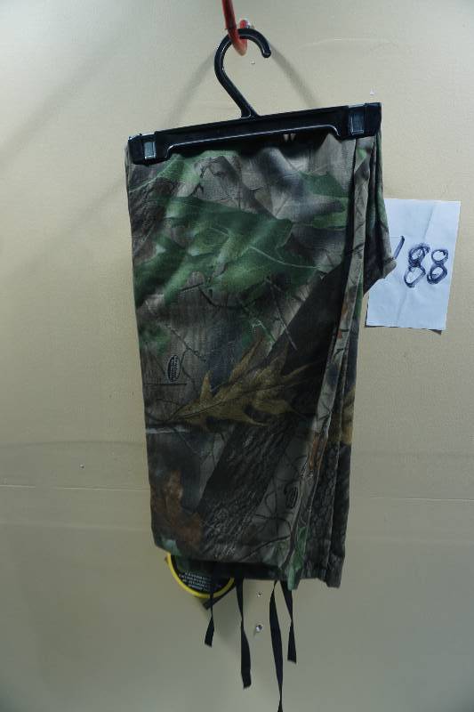 lot 188 image: Whitewater Outdoors Real Tree Hardwoods Design Camo Hunting Pants