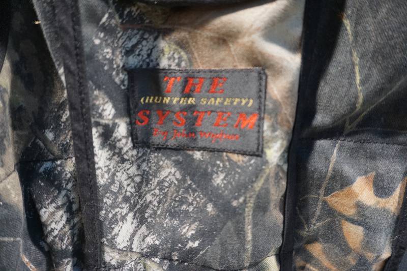 lot 195 image: Hunter Safety Vest Tree Stand Safety Straps