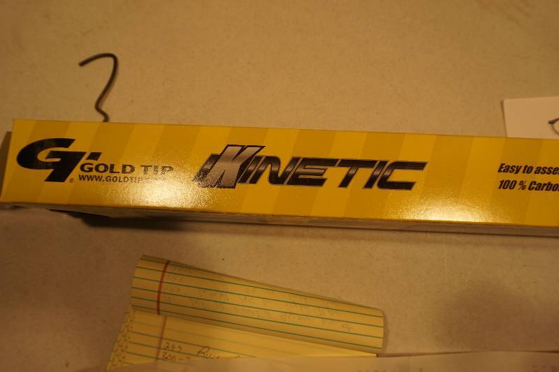 lot 318 image: Gold Tip Kinetic Hunter 300 Arrows 100% Carbon 2 Vanes