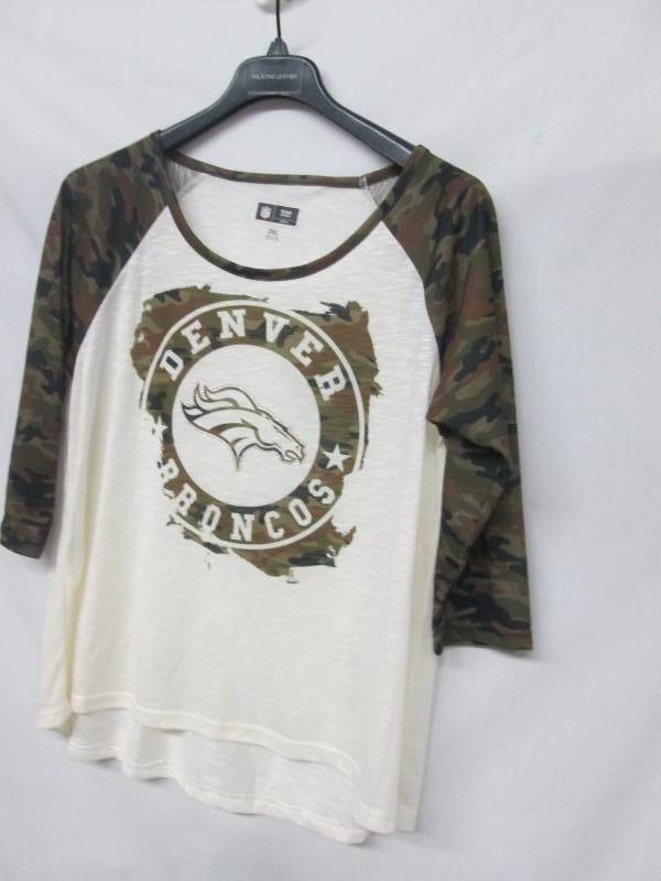 lot 77 image: G-III Sports Misses NFL Field Goal Top - Denver Broncos