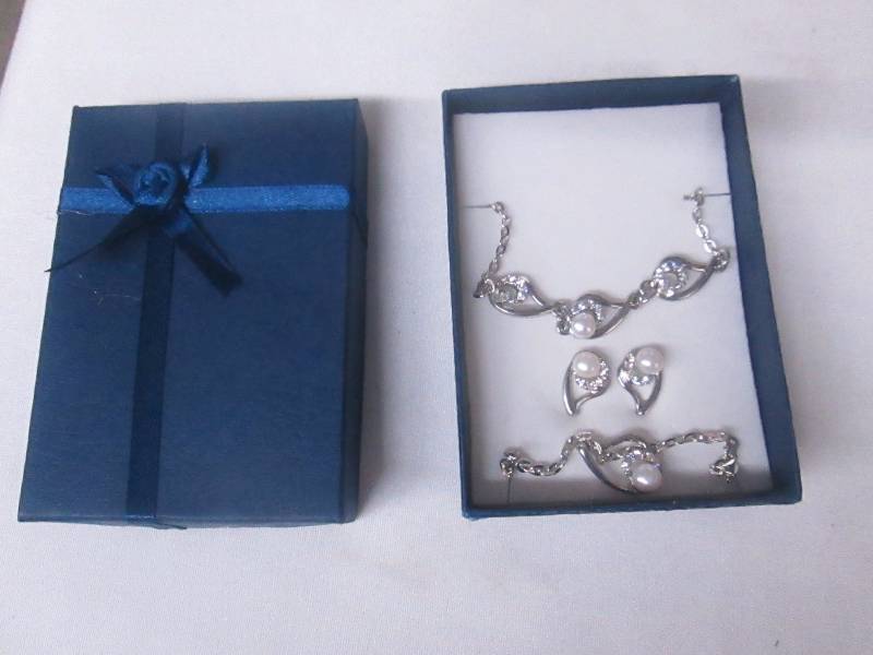 lot 103 image: Pearl & CZ Accent Jewelry Set