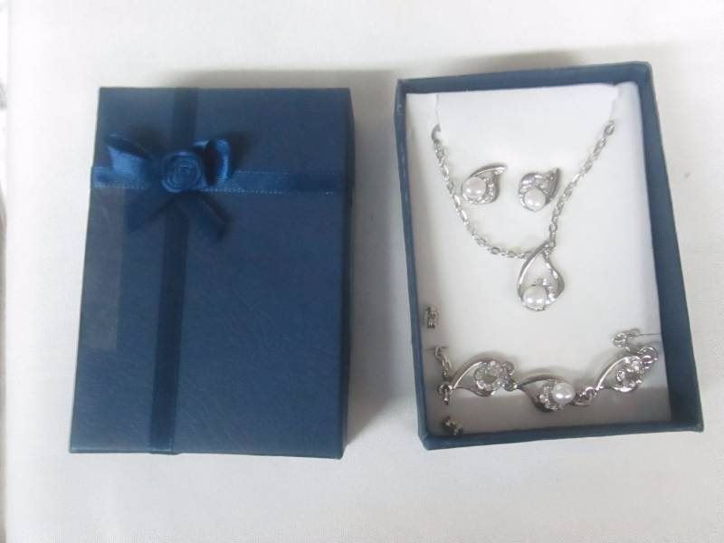 lot 104 image: Pearl & CZ Accent Jewelry Set