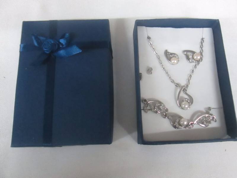 lot 105 image: Pearl & CZ Accent Jewelry Set