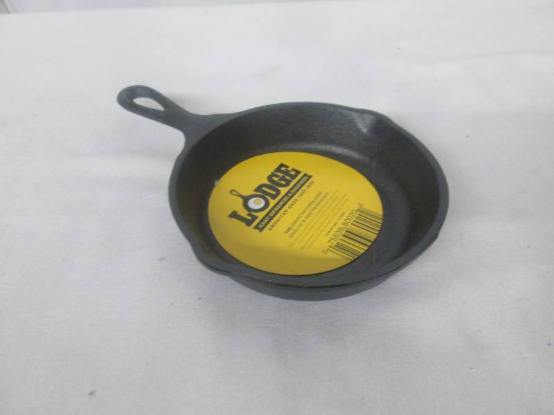 lot 74 image: Cast Iron Skillet