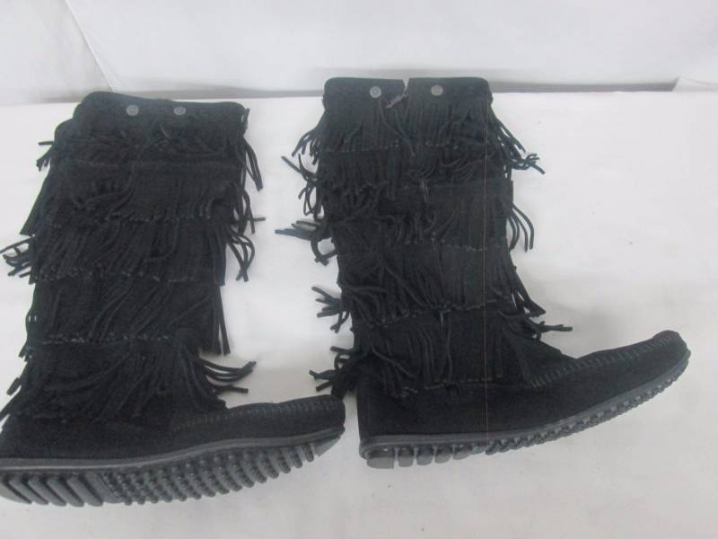 lot 54 image: Minnetonka Womens 5-Layer Fringe Boot