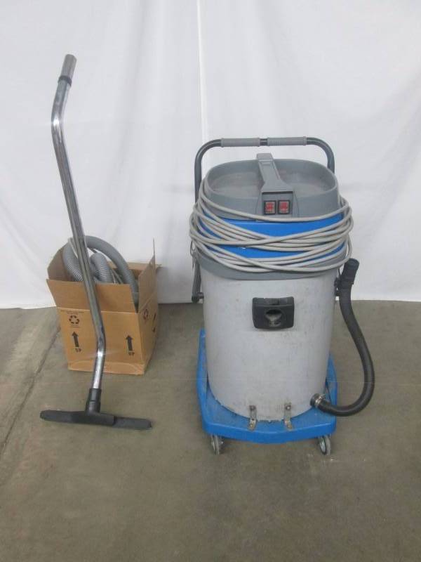 lot 6 image: Mercury Storm 20-Gallon Dual Motor Shop Vac
