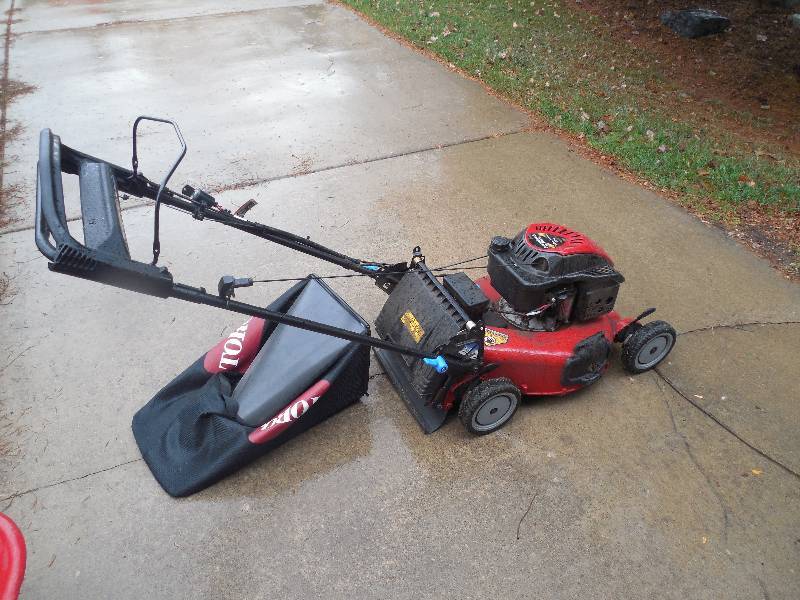 lot 2 image: TORO PUSH MOWER WITH BAGGER