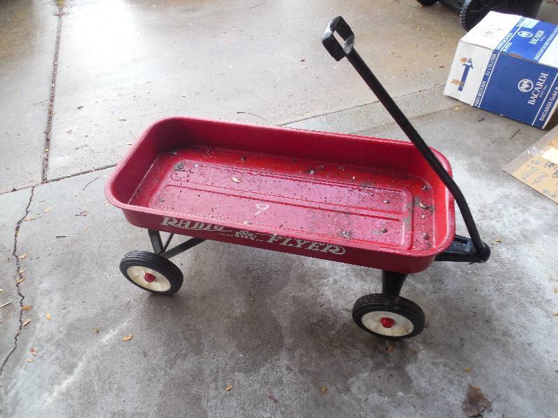 lot 9 image: RADIO FLYER WAGON