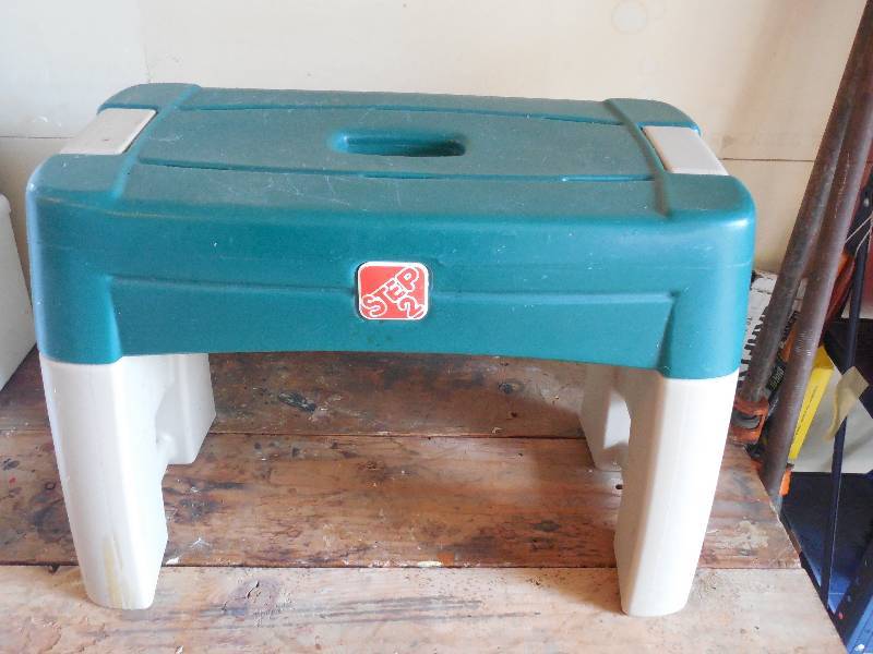 lot 21 image: STEP STOOL
