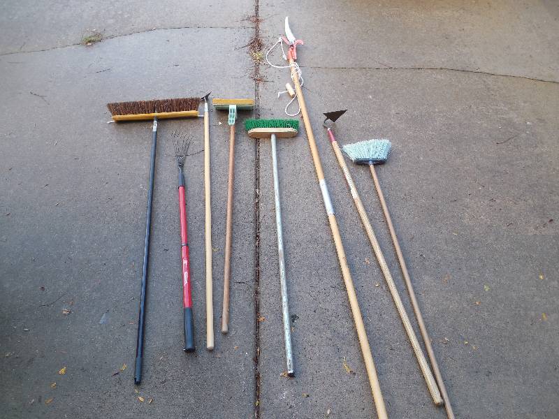 lot 24 image: (8) HAND TOOLS