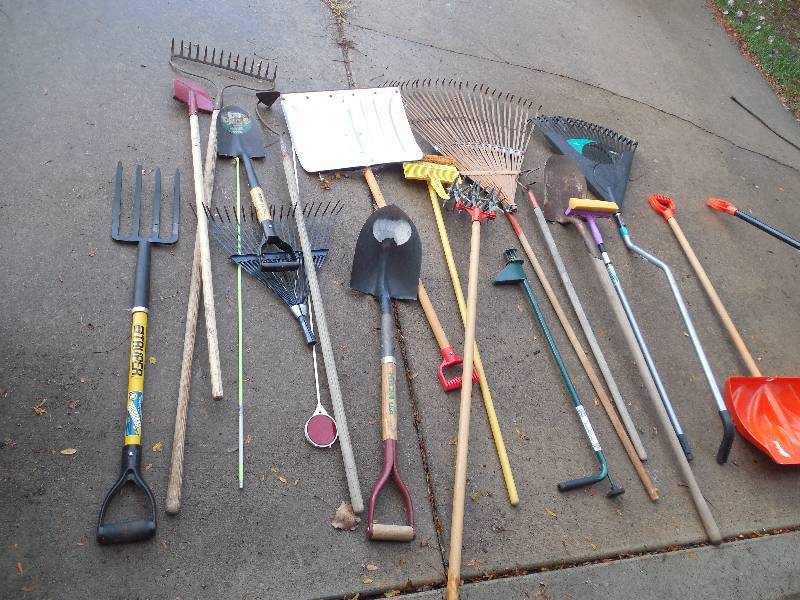 lot 26 image: (18) LOT OF LAWN CARE KIT