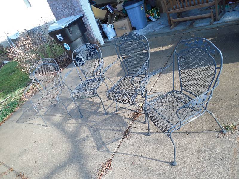 lot 28 image: SET OF (4) LAWN CHAIRS