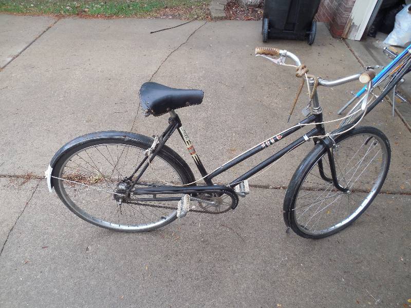 lot 29 image: (3) LOT OF PEDAL BIKES