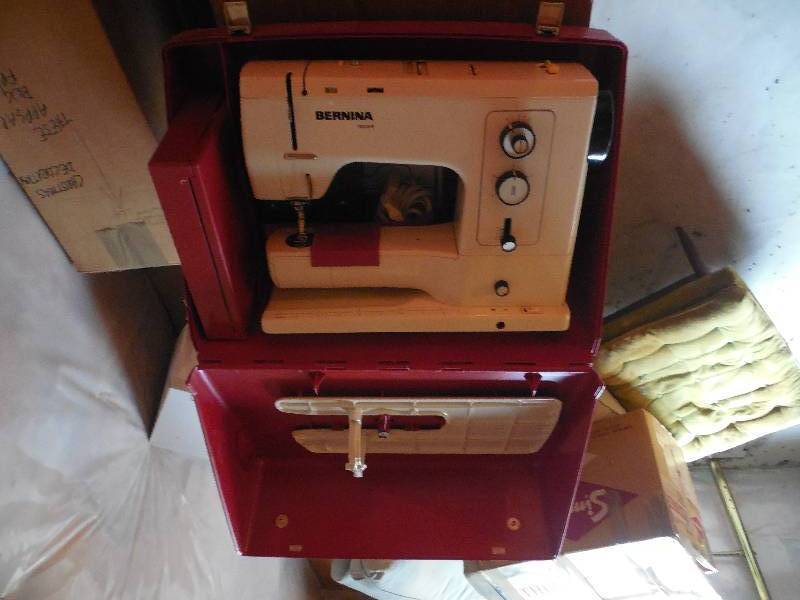 lot 45 image: SEWING MACHINE WITH CARRYING CASE