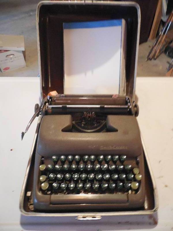 lot 54 image: VINTAGE TYPER SMITH-CORONA