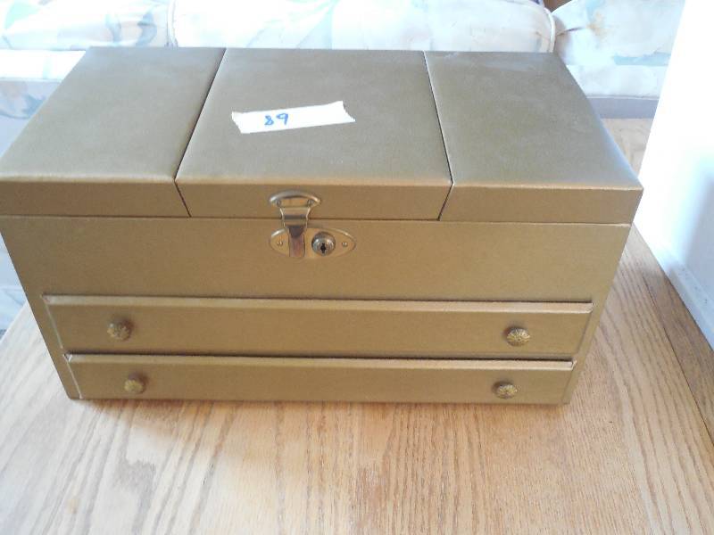 lot 89 image: VINTAGE JEWELRY BOX