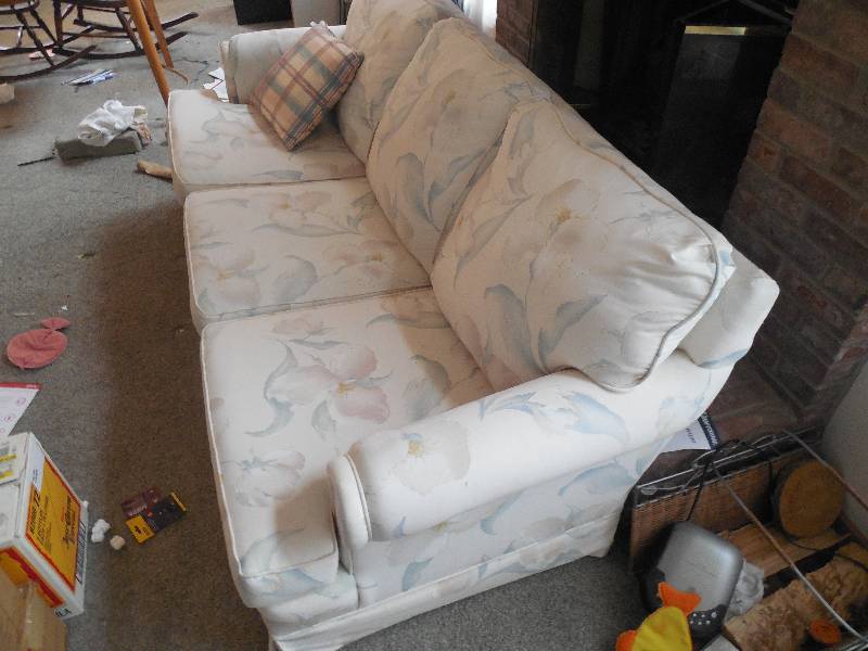 lot 101 image: SOFA COUCH