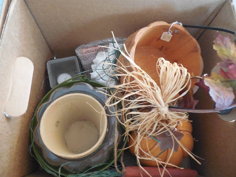 lot 104 image: HALLOWEEN DECORATIONS