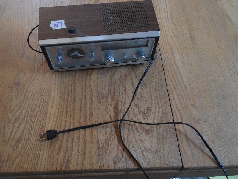 lot 107 image: VINTAGE RADIO