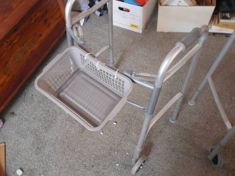 lot 131 image: LOT OF HANDICAP UTENSIL