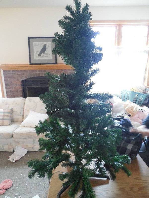 lot 132 image: 4 FOOT CHRISTMAS TREE