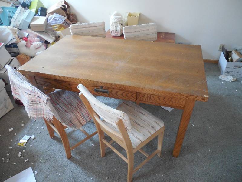 lot 151 image: KITCKEN TABLE AND CHAIRS
