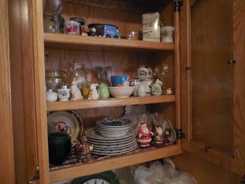 lot 170 image: ENTIRE CABINENT OF CHINA SET