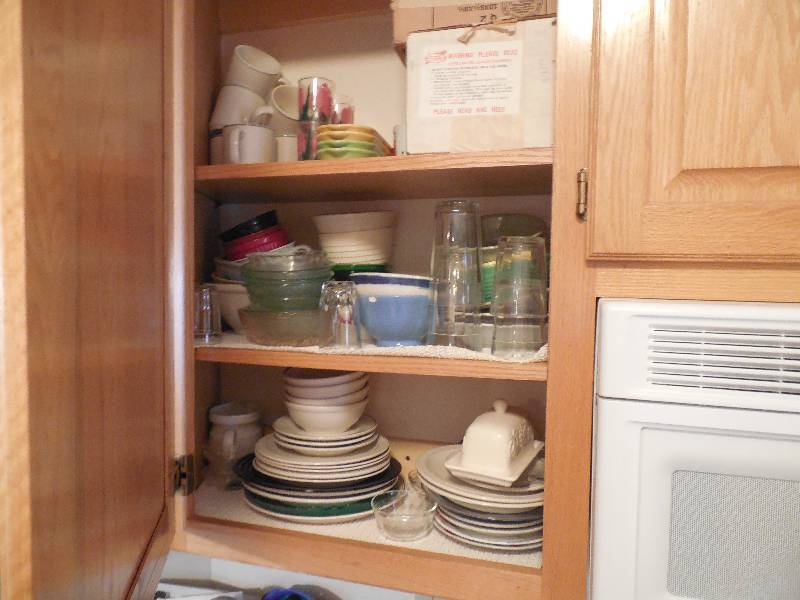 lot 172 image: ENTIRE CABINENT OF DISHWARE