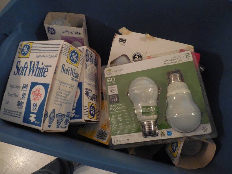 lot 178 image: ENTIRE TOTE OF LIGHT BULBS