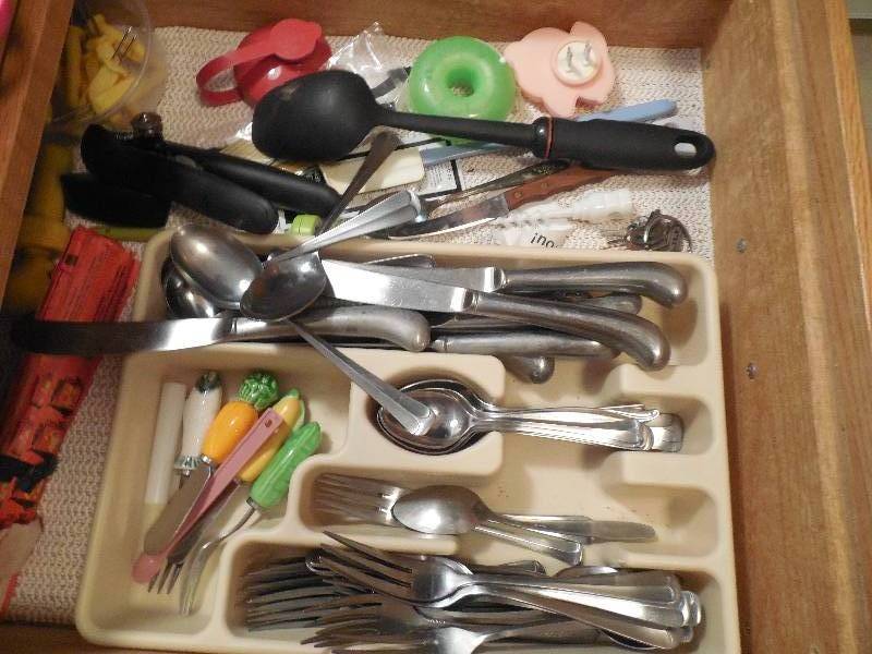 lot 181 image: ENTIRE DRAWER OF SILVERWARE