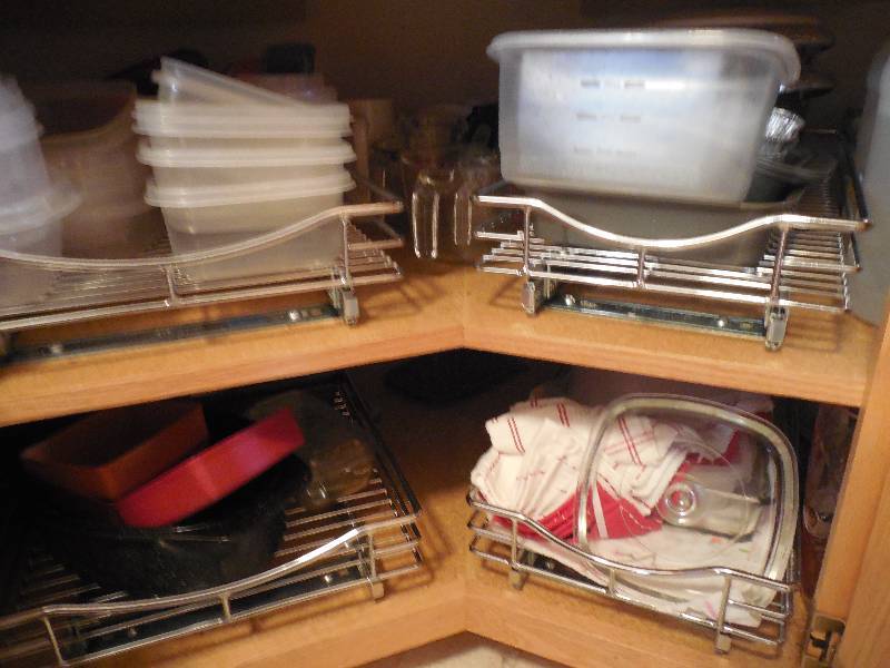 lot 182 image: ENTIRE CABINENT OF KITCHEN WARE