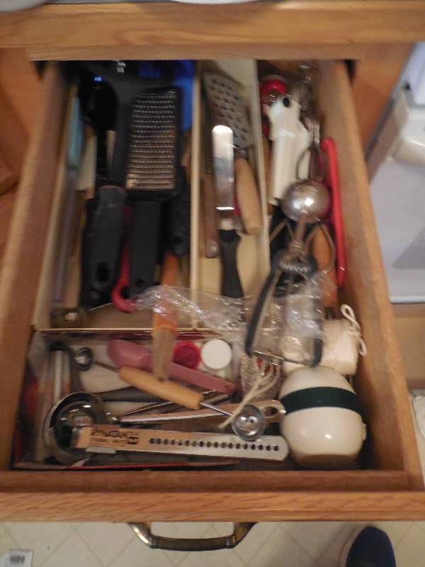 lot 183 image: ENITRE DRAWER OF KITCHEN WARE