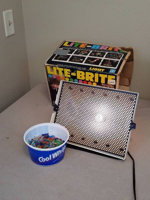 lot 17 image: Vintage Lite-Brite