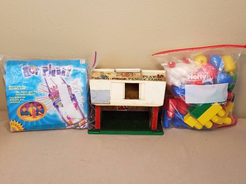lot 18 image: Vintage Toys