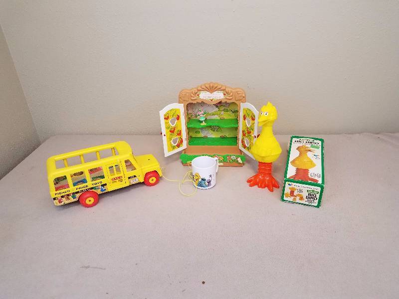 lot 29 image: Vintage Toy Lot