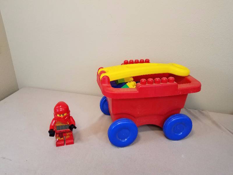 lot 35 image: Building Blocks wWagon and Ninja Lego Clock