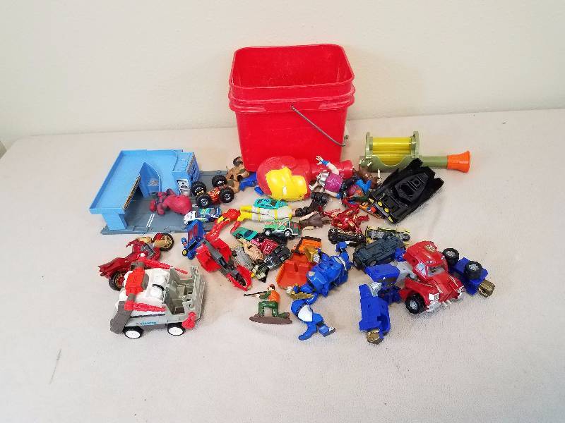 lot 48 image: Bucket of Mixed Action Figures and Smalls