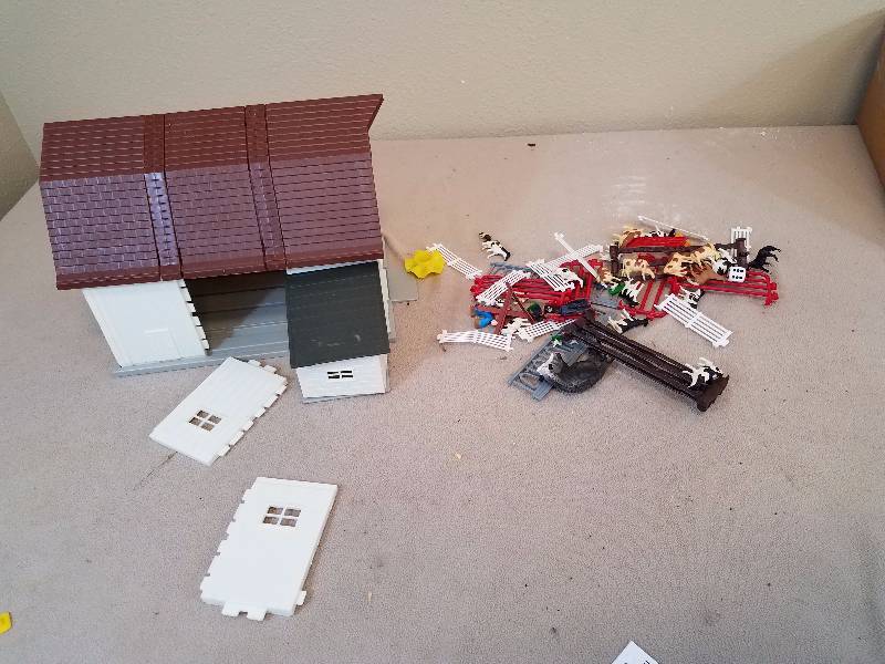 lot 53 image: 164 ERTL Farm Country Dairy Barn Set