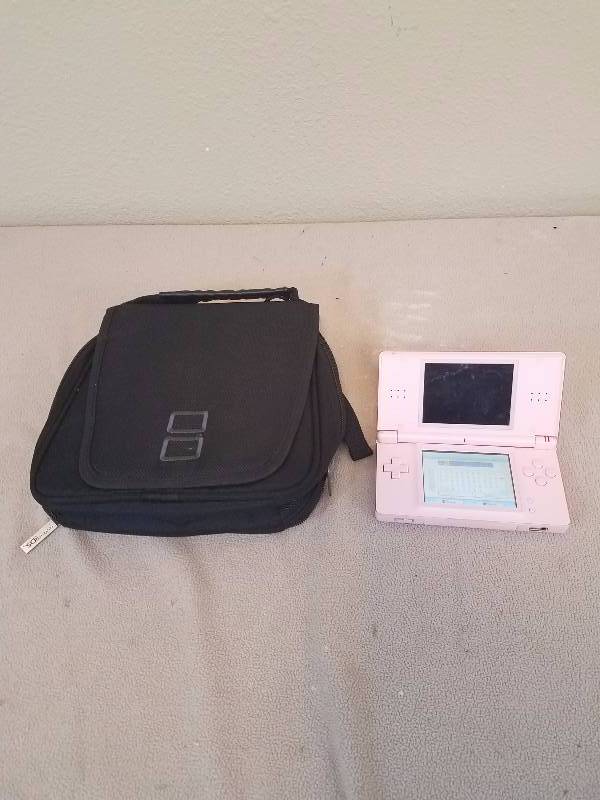 lot 60 image: DS and Case Lot