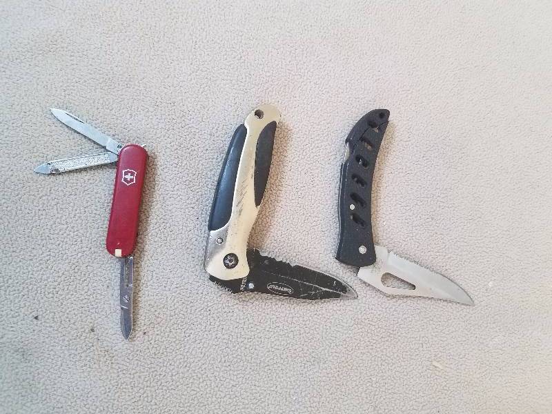 lot 79 image: Lot of Knives
