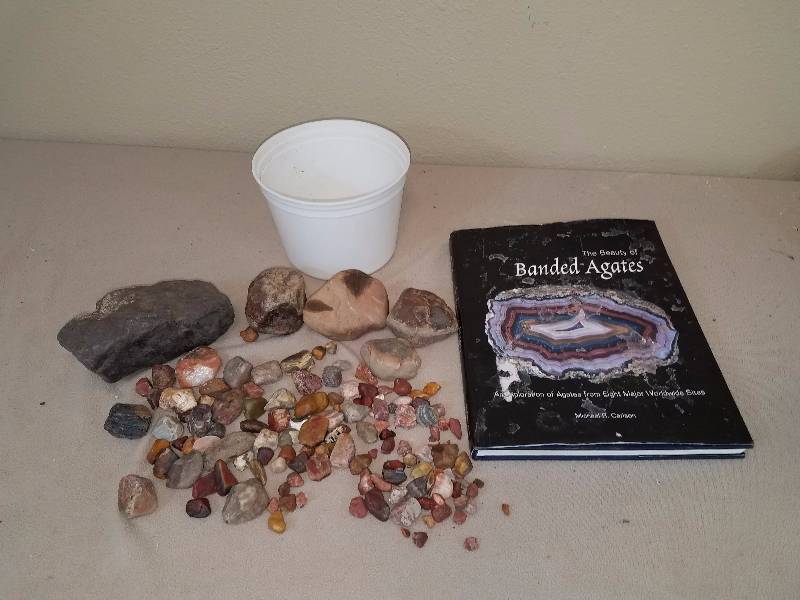 lot 3 image: Bucket of Mixed Agates and Rock Specimens